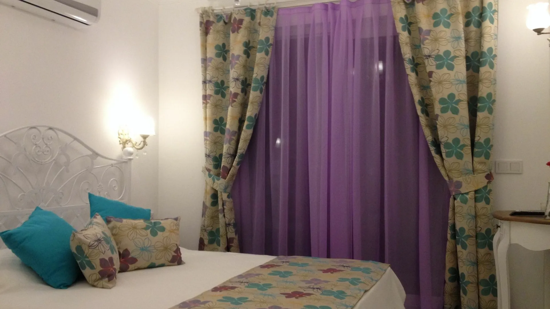 Ruezgar Guelue Butik Otel Alaçatı Bed & Breakfast